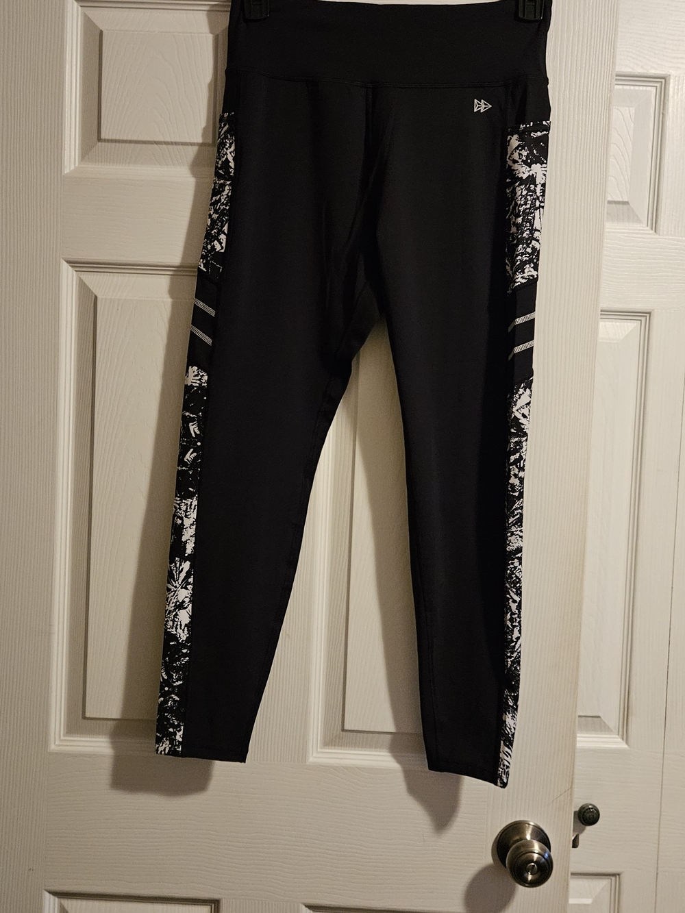 Women's Black High-Waist Leggings with Contrasting Side Panels And Pockets.